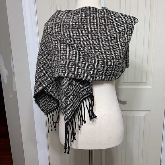 Geoffrey Beene Chenille Dress Scarf/Short Shawl - Picture 2 of 4